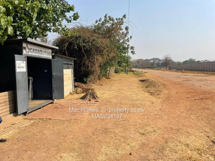 Spacious Property with Deeds & Cottage