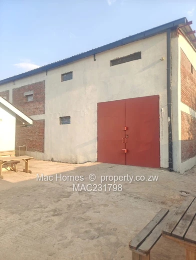 Eastlea Warehouse with Red Gate — 1,411m² land
