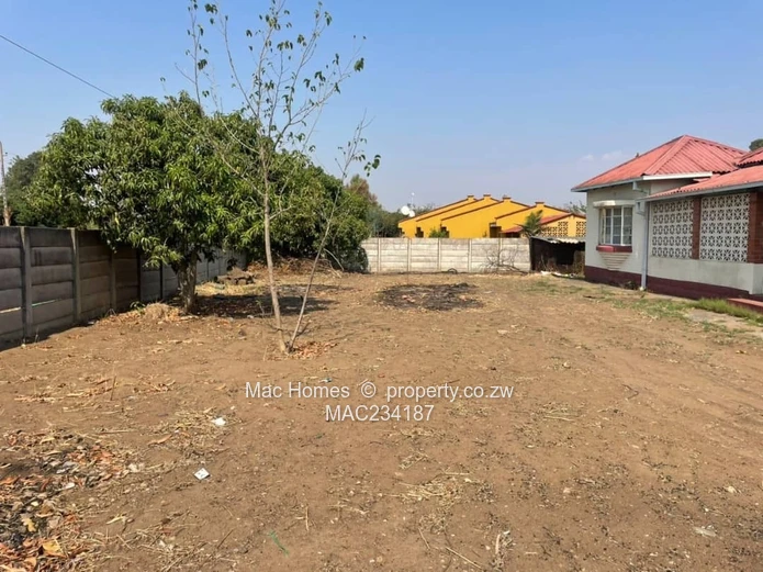 Spacious Property with Deeds & Cottage