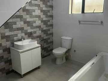 4 Bedroom Flat & Apartment