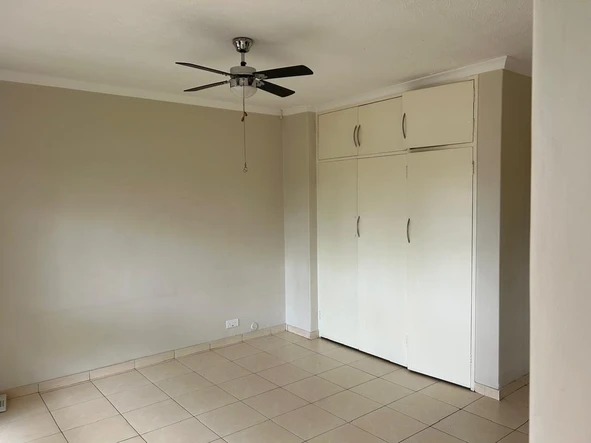 2 Bedroom Flat & Apartment