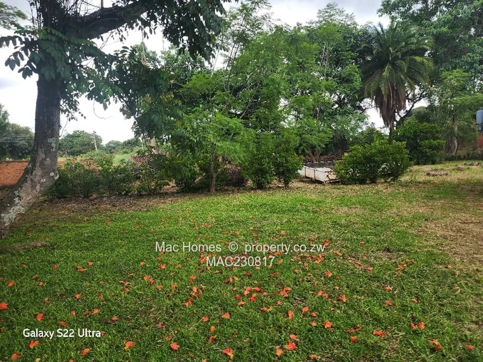 Waterfalls: 3-Bed Home on 6,900m² with Bolkrehole & Garden for Sale