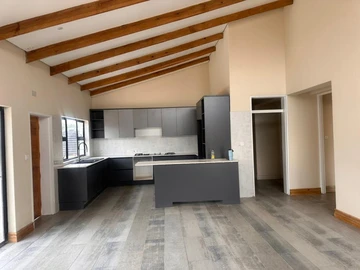 4 Bedroom Flat & Apartment