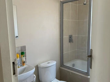 2 Bedroom Flat & Apartment