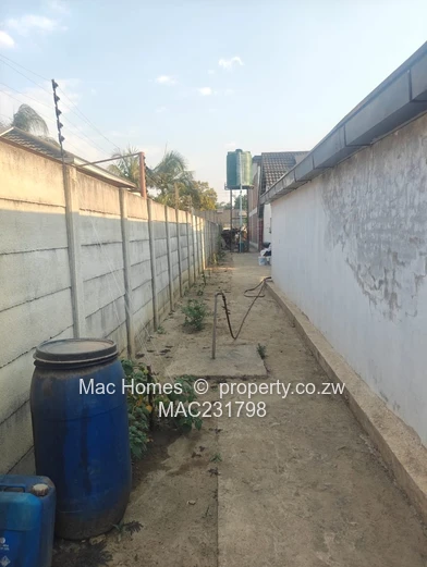 Eastlea Warehouse with Red Gate — 1,411m² land