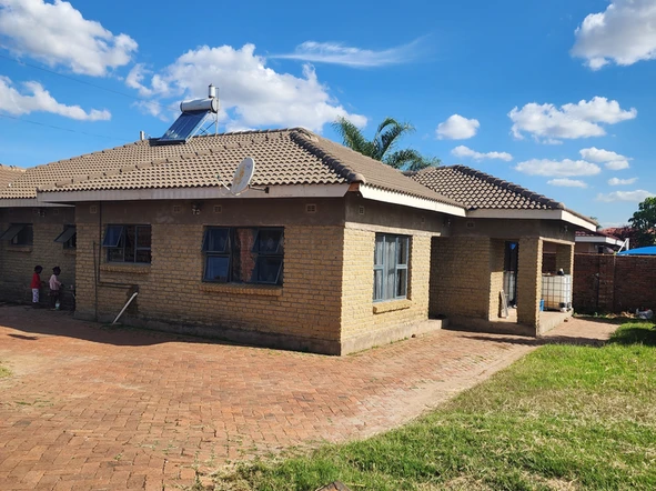 Madokero 5beds house for sale