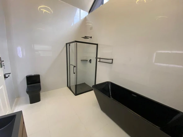 4 Bedroom Flat & Apartment