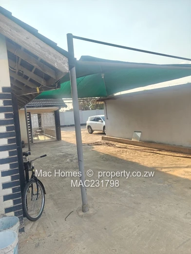 Eastlea Warehouse with Red Gate — 1,411m² land