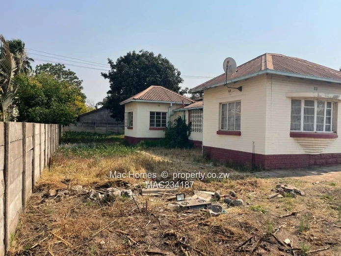 Spacious Property with Deeds & Cottage