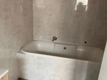 4 Bedroom Flat & Apartment